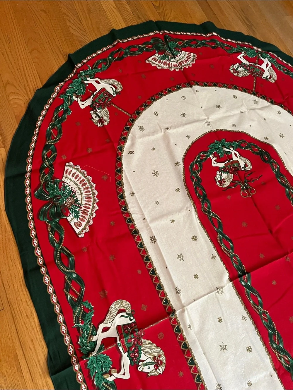 Vtg Christmas Tablecloth VICTORIAN TIDINGS Oval Carousel Horses Holly Fans+ READ